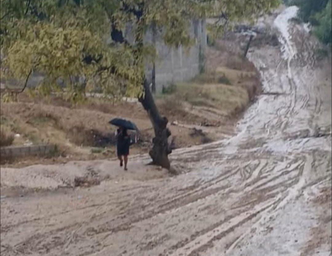 Dirigente comunitario reitera denuncia sobre deterioro de calle de acceso a escuela en Riochill en Barahona