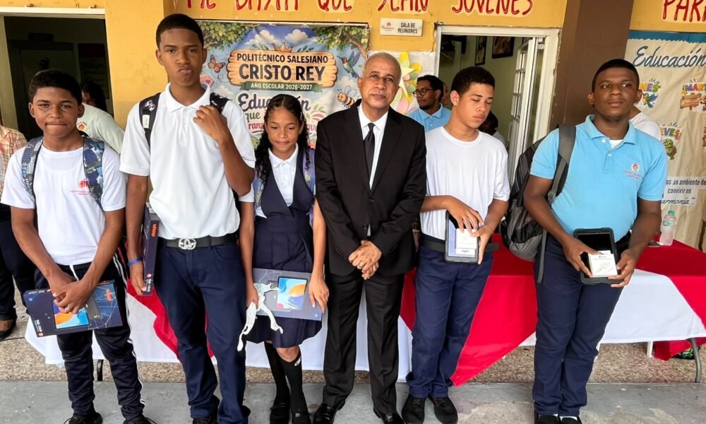 Santana Florián y Asociados entrega útiles escolares y tabletas