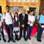 Santana Florián y Asociados entrega útiles escolares y tabletas