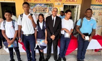 Santana Florián y Asociados entrega útiles escolares y tabletas