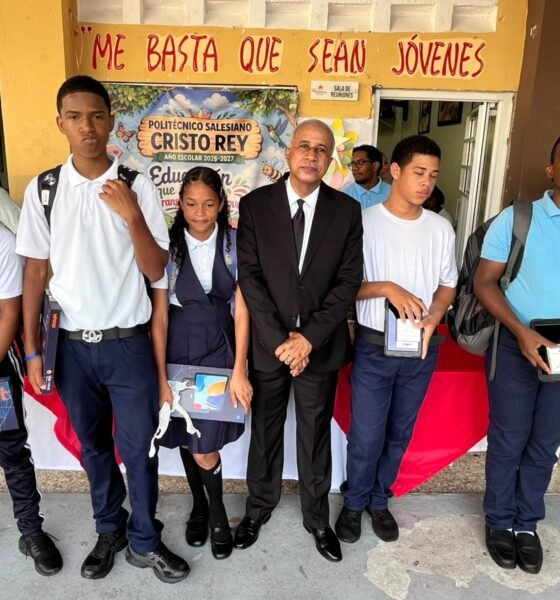 Santana Florián y Asociados entrega útiles escolares y tabletas