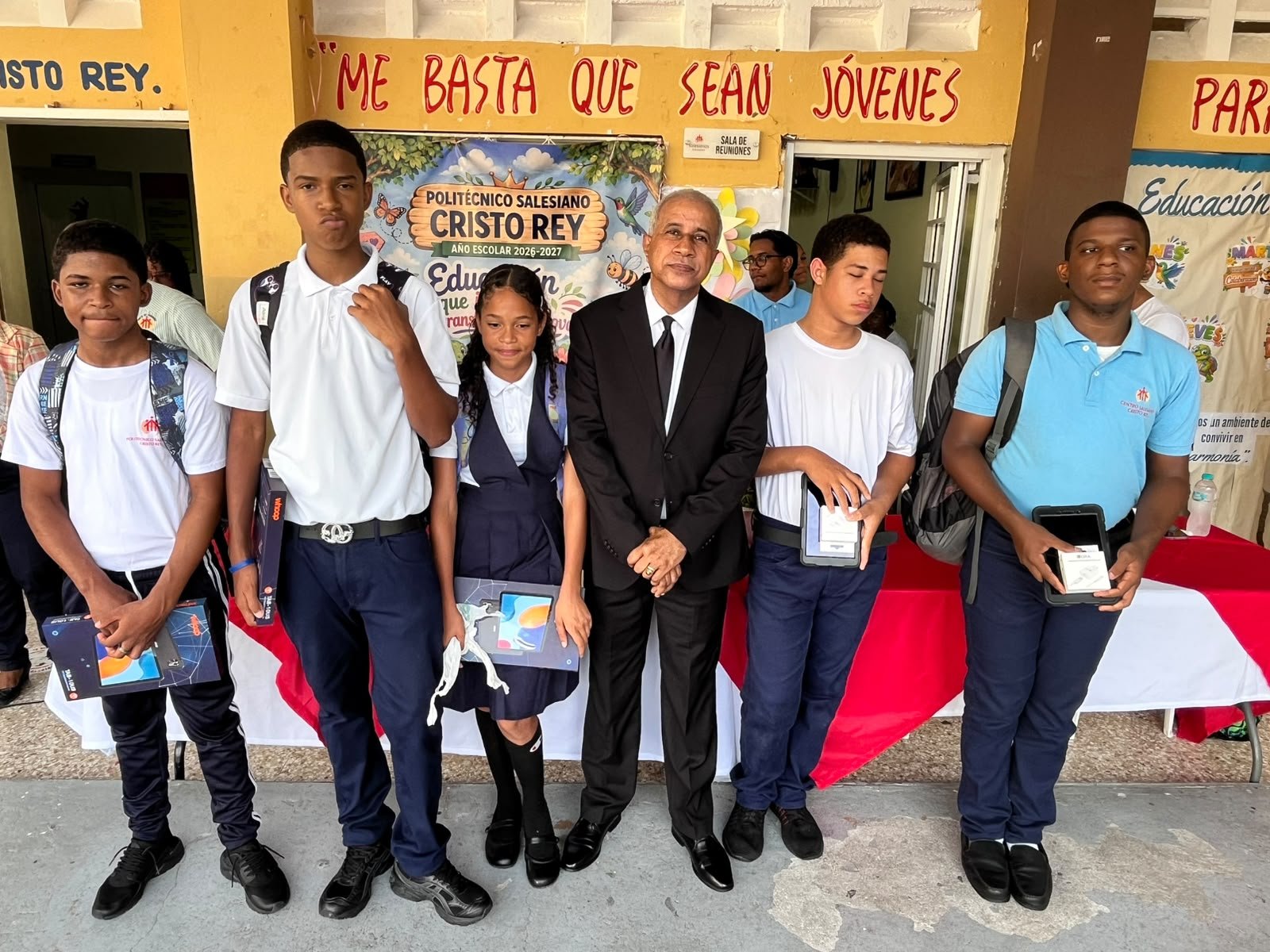 Santana Florián y Asociados entrega útiles escolares y tabletas