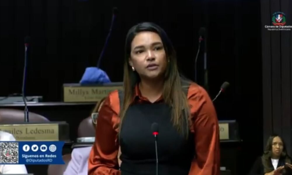 Video: Diputada Sara Féliz pide resolver falta de agua y apagones en Barahona