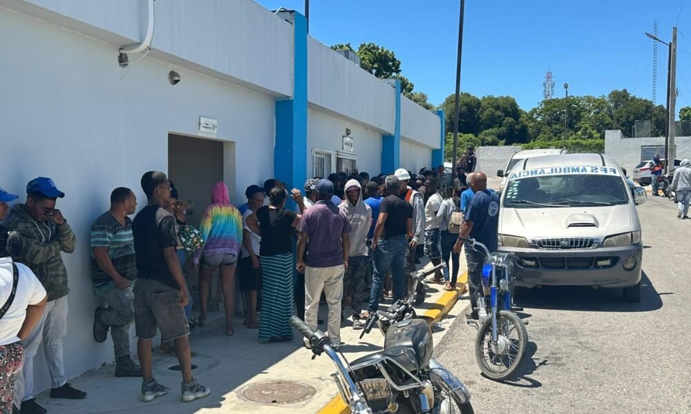 El hecho ocurrió en los callejones del sector Palmarito; familiares señalan a un oficial de la Policía Nacional