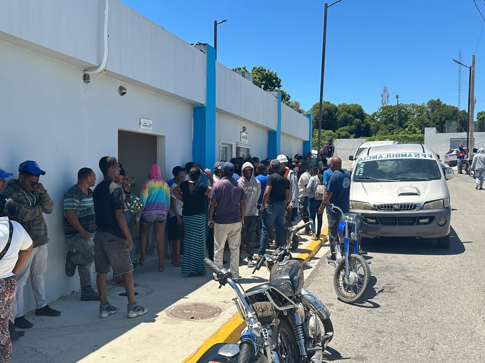 El hecho ocurrió en los callejones del sector Palmarito; familiares señalan a un oficial de la Policía Nacional