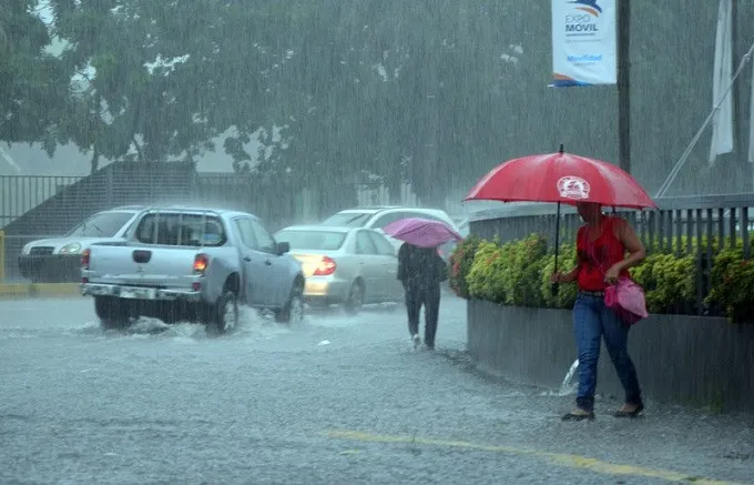 Una onda tropical y una vaguada provocarán aguaceros, tormentas eléctricas y ráfagas de viento este miércoles en varias provincias.