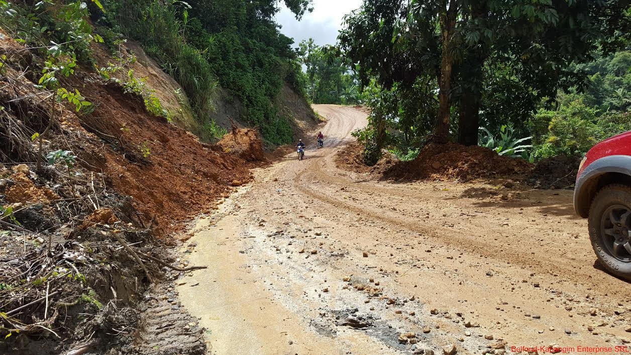 carretera hacia mina de Larimar