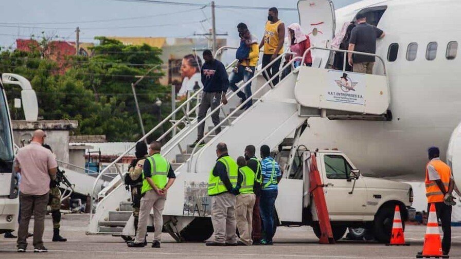Los Haitianos deportados de EE. UU. aterrizan en Cabo Haitiano; aviones evitan Puerto Príncipe