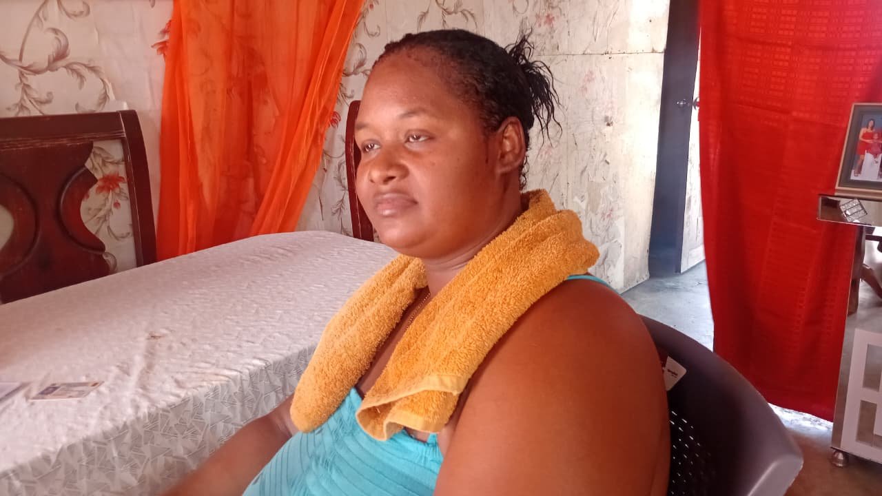 Madre de tres hijos cuestiona falta de empleos y alto costo de vida en Cabral