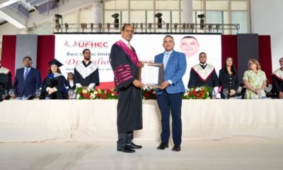 UFHEC reconoce al director del SNS durante su XLIX Graduación Ordinaria