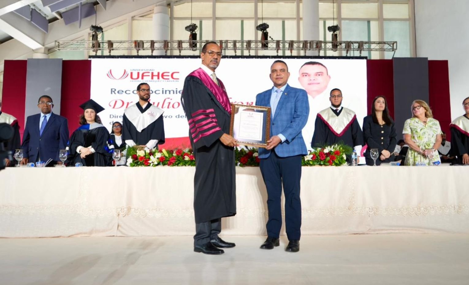 UFHEC reconoce al director del SNS durante su XLIX Graduación Ordinaria