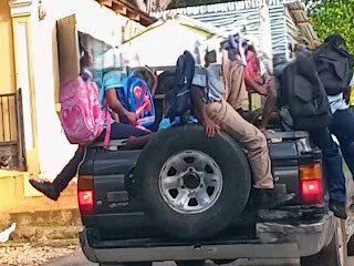 traslado de estudiantes en camioneta en Enriquillo