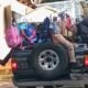 traslado de estudiantes en camioneta en Enriquillo