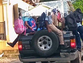 traslado de estudiantes en camioneta en Enriquillo