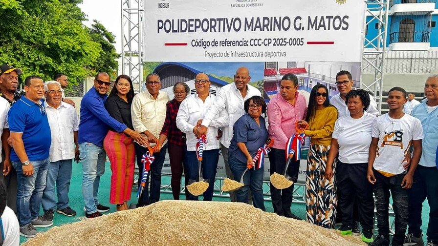 Director del INDESUR explica paralización de construcción cancha Marino G. Matos, en Barahona