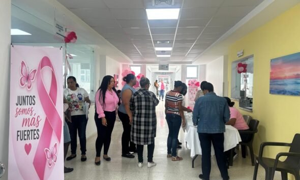 Jornada educativa sobre prevención del cáncer de mama en el Hospital Jaime Sánchez, Villa Central, Barahona.