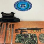 La Policía y el Ministerio Público apresaron a un hombre y ocuparon armas, municiones, mercancías de contrabando y otros artículos en Independencia.