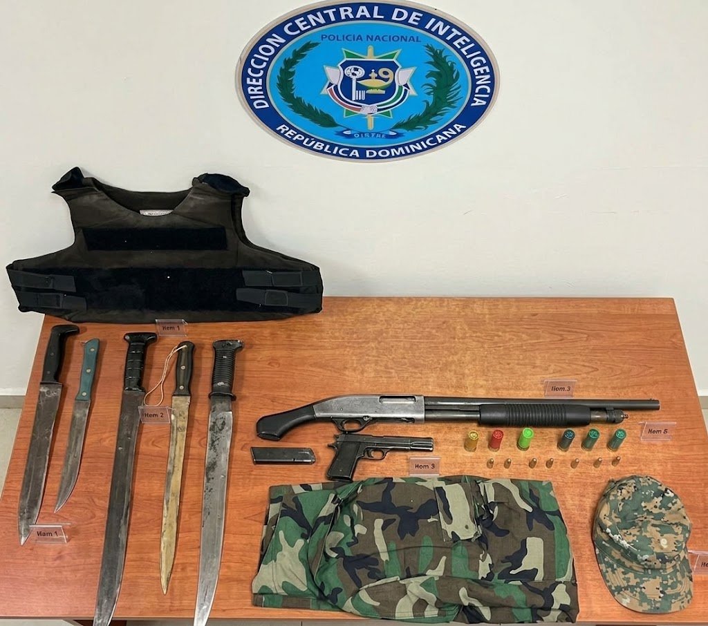 La Policía y el Ministerio Público apresaron a un hombre y ocuparon armas, municiones, mercancías de contrabando y otros artículos en Independencia.